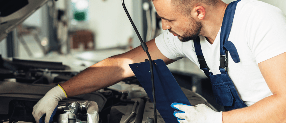 Officina Fiat - Meccanico al lavoro Officina Fiat - Meccanico al lavoro