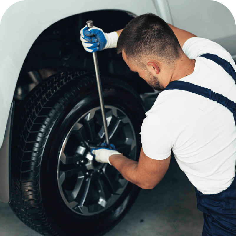 Meccanico al cambio gomme in officina